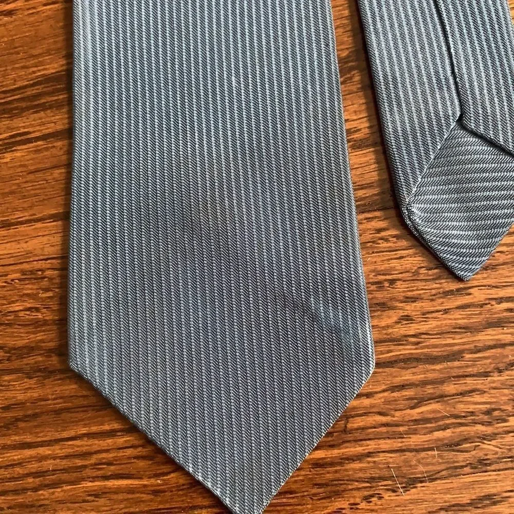 Vtg boys light blue‎ tie with gold emblem